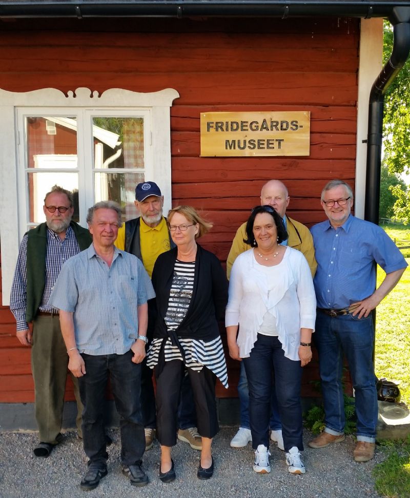 Här poserar den grupp medlemmar som deltog i utflykten till Övergran och Biskops-Arnö i juni 2015.